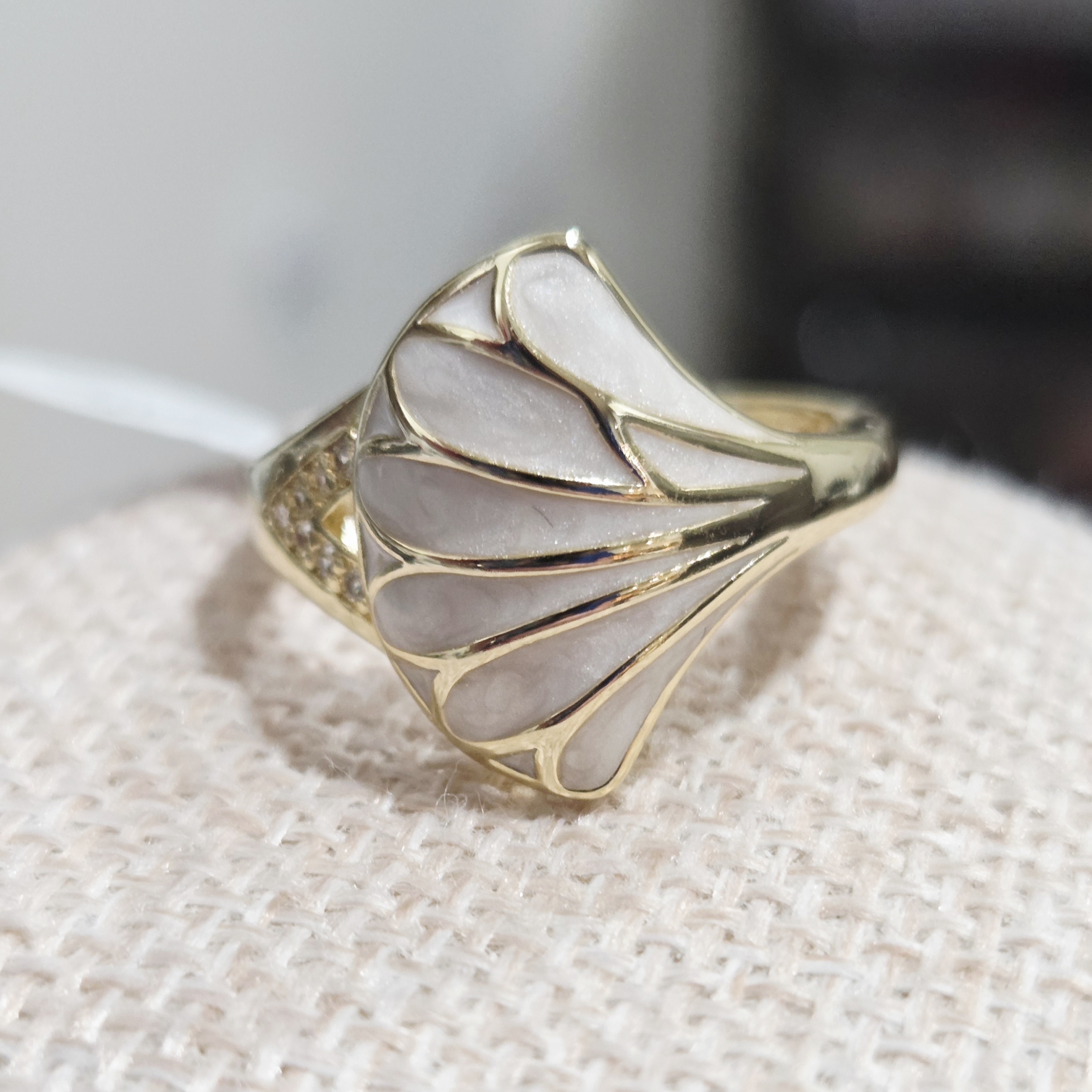 Elegant Gold And Mother Of Pearl Womens Ring 23$